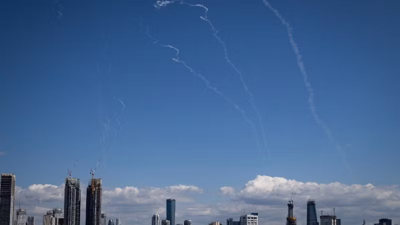 Những vệt khói trên bầu trời Tel Aviv (Israel) khi hệ thống phòng không Israel đánh chặn tên lửa từ Iran, ngày 1/3/2026. (Ảnh: THX/TTXVN)