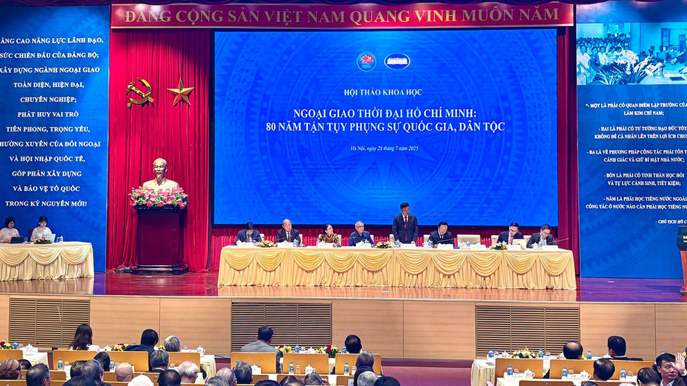 Các diễn giả trong phiên thảo luận đầu tiên trong hội thảo. (Ảnh: HÒA AN)