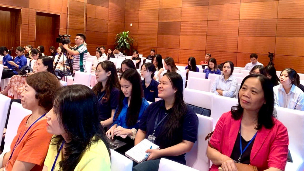 Các khán giả lắng nghe ý kiến của các diễn giả. phat-thanh-1.jpg