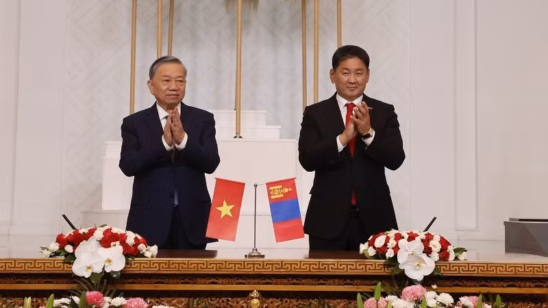 Ngày 30/9/2024, tại Cung Nhà nước ở thủ đô Ulan Bator, Tổng Bí thư, Chủ tịch nước Tô Lâm và Tổng thống Mông Cổ Ukhnaa Khurelsukh chứng kiến Lễ ký các văn kiện hợp tác giữa hai nước. (Ảnh: TTXVN)
