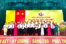 Các đại biểu chụp ảnh cùng Ban Chấp hành Đảng bộ xã Đại Hoàng, nhiệm kỳ 2025-2030.