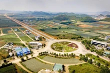Vòng xuyến Đại lộ Hoa Lư tại nút giao xã Quang Sơn, thành phố Tam Điệp, tỉnh Ninh Bình.