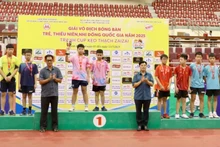 Ban tổ chức trao giải Nhất, Nhì, Ba nội dung đồng đội nam lứa tuổi 12-13 cho các vận động viên.