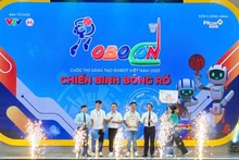 Ban tổ chức trao giải Nhất cho đội LH-UDS đến từ trường Đại học Lạc Hồng.