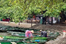 Người dân neo đậu, gia cố thuyền về nơi an toàn tại Khu du lịch Tam Cốc-Bích Động, Ninh Bình.