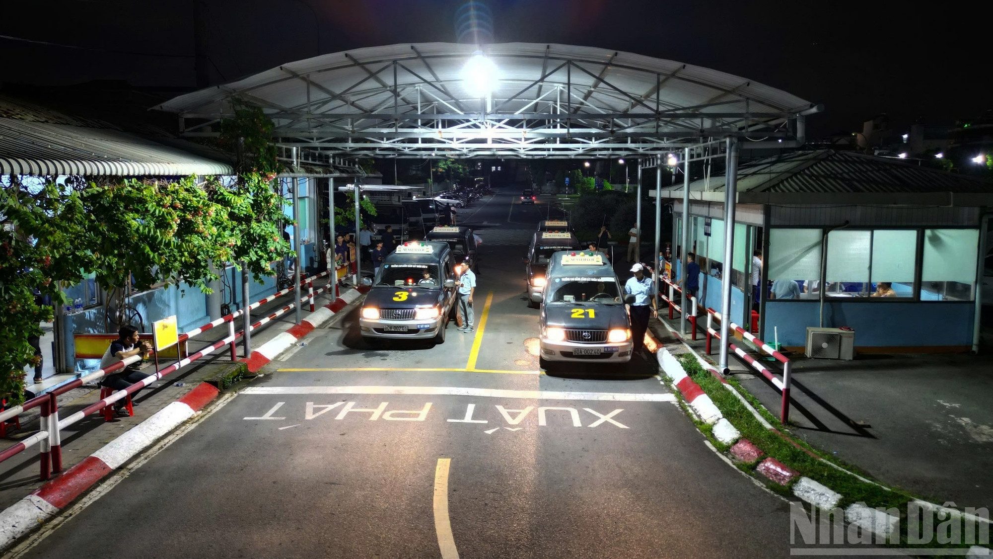 Những ngày cuối tháng 7, tại Trung tâm Sát hạch lái xe Miền Đông, hình ảnh những thí sinh ngồi kín sân chờ thi sát hạch lái xe đến đêm khuya đã trở nên quen thuộc. 1.jpg