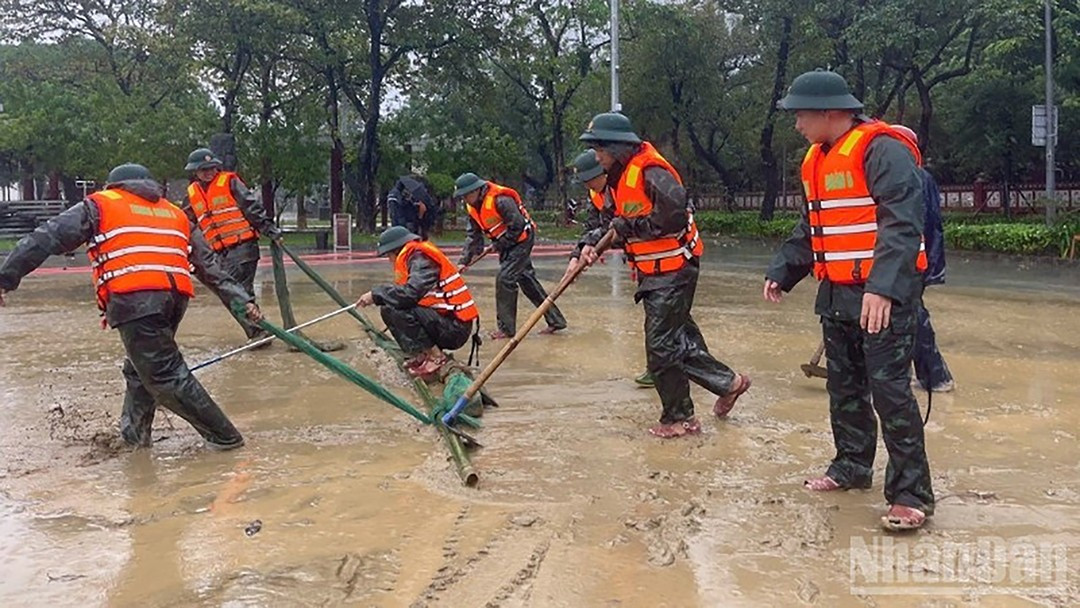 Bộ chỉ huy quân sự thành phố đã điều động hàng trăm cán bộ chiến sĩ xuống đường Lê Lợi dọc sông Hương để vệ sinh môi trường. image-1503.jpg
