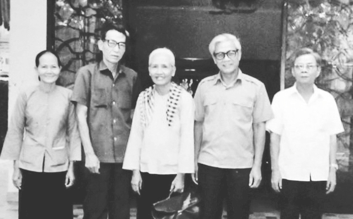 Bí thư Võ Văn Kiệt (thứ hai từ phải qua) và bà Ba Thi, ông Lữ Minh Châu. (Ảnh: Gia đình cung cấp) nhung-cuoc-02.jpg