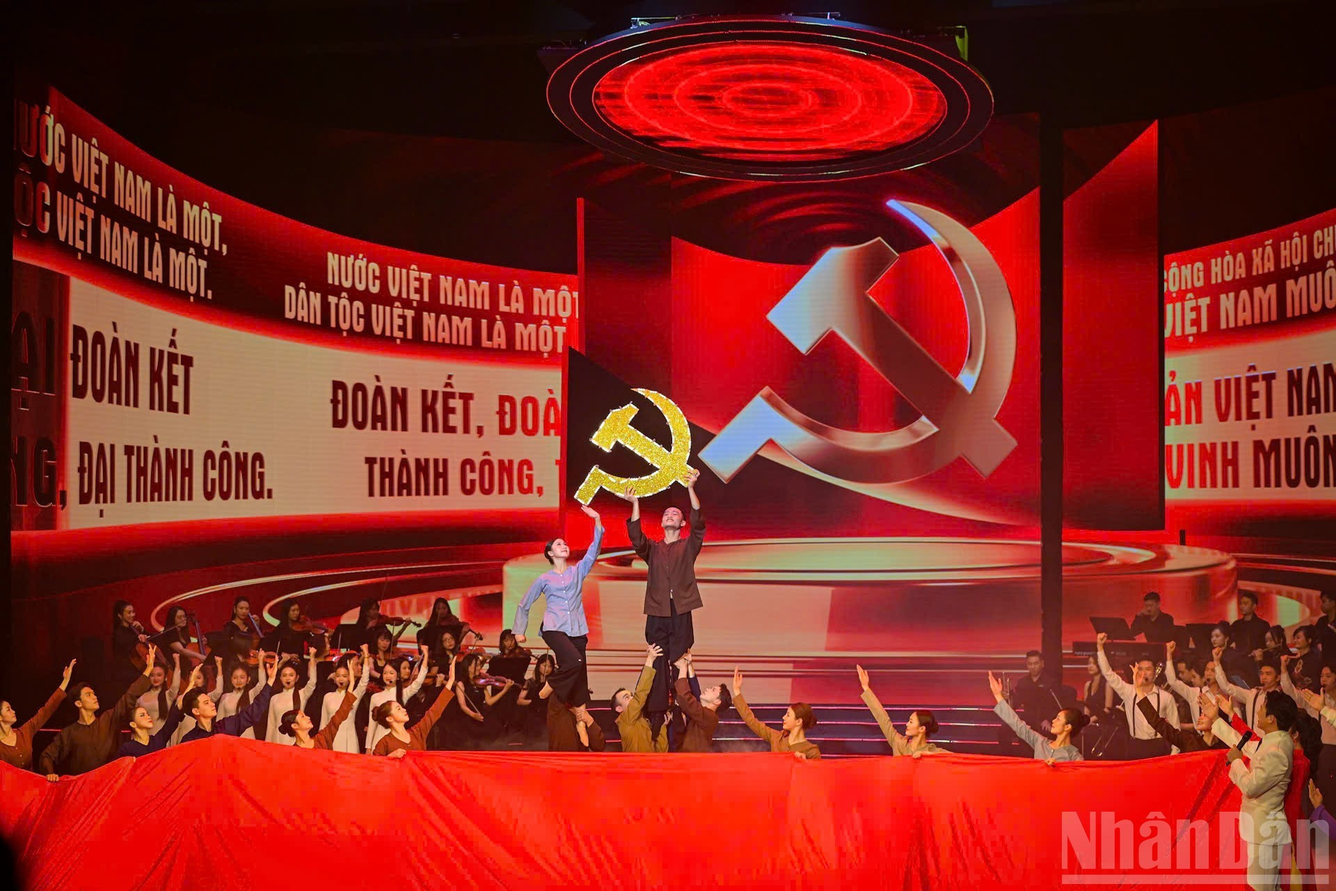 Một tiết mục trong chương tr&igrave;nh nghệ thuật ch&iacute;nh luận &ldquo;M&atilde;i m&atilde;i niềm tin theo Đảng&rdquo; ch&agrave;o mừng Đại hội XIV. (Ảnh: BẢO LONG)