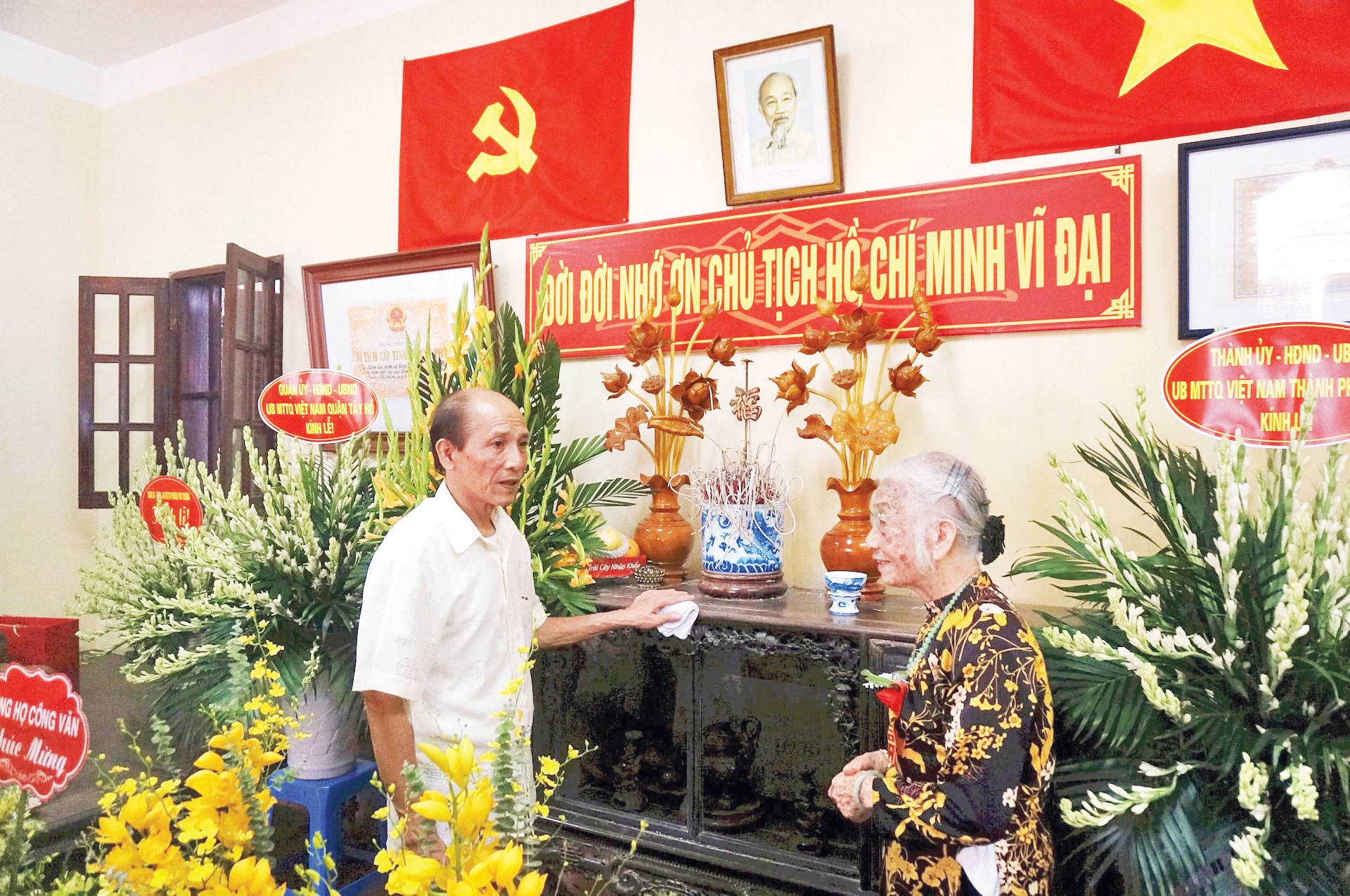 Bà Thu luôn gìn giữ bảo quản các hiện vật tại ngôi nhà nơi Bác Hồ từng ở, làm việc khi từ chiến khu về Hà Nội chuẩn bị cho Lễ Tuyên ngôn độc lập. ba-thu-1.jpg
