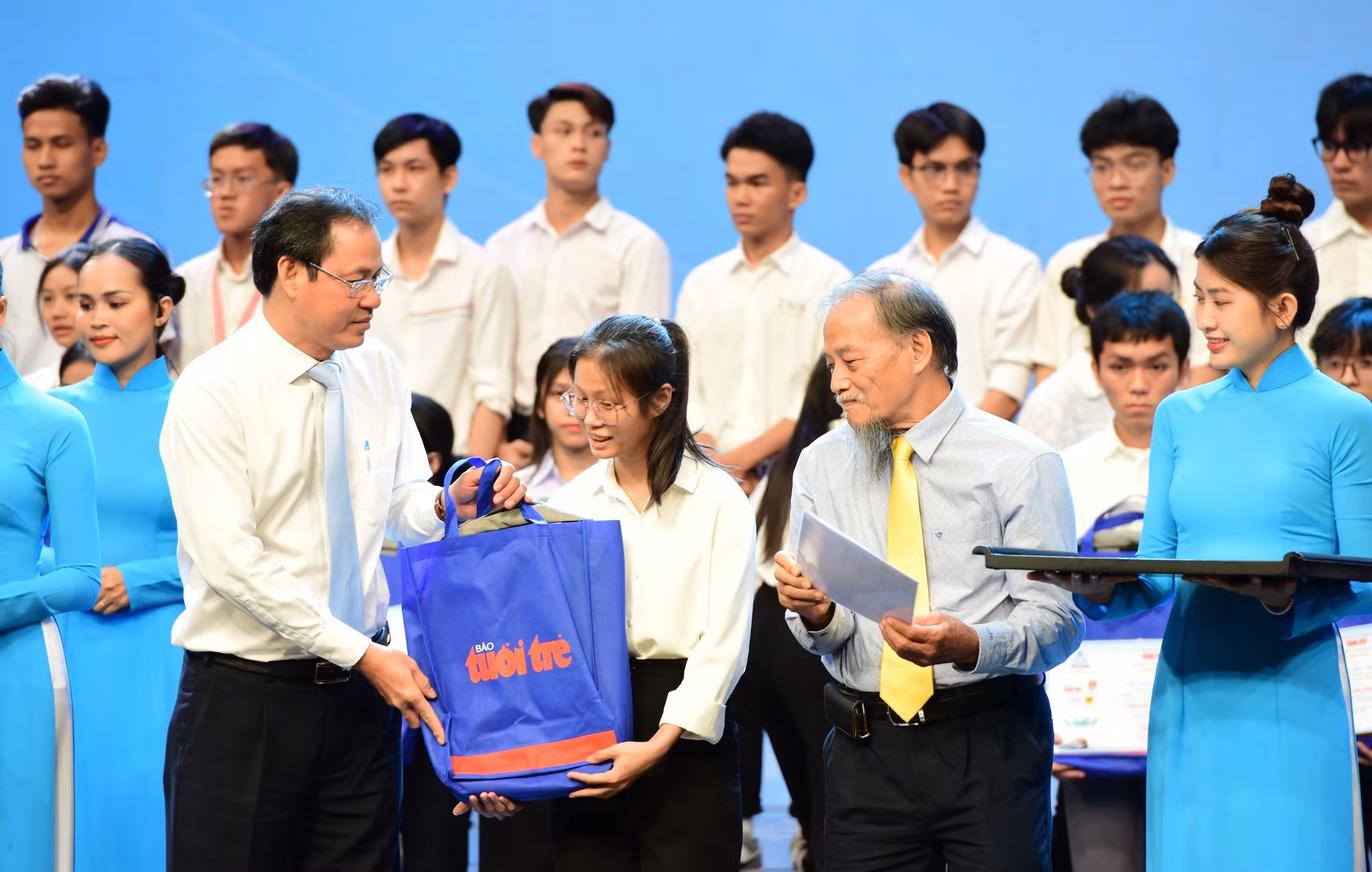 “Tiếp sức đến trường” học bổng khởi hành từ những người làm báo 