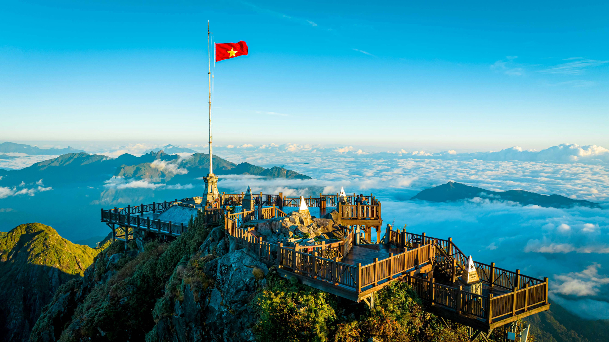 Đỉnh núi Fansipan. (Ảnh: Unsplash–Vivu Vietnam) dinh-fansipan.jpg