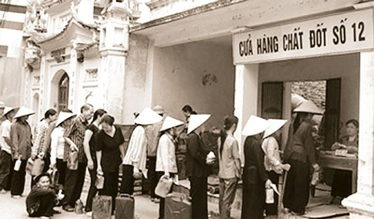Người dân xếp hàng mua đồ thời bao cấp. images2839072-1-4279.jpg
