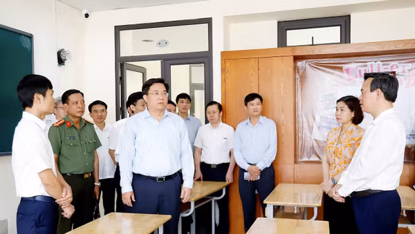 Chủ tịch Ủy ban nhân dân tỉnh Trần Duy Đông kiểm tra công tác chuẩn bị tại điểm thi trung học phổ thông chuyên Hùng Vương.