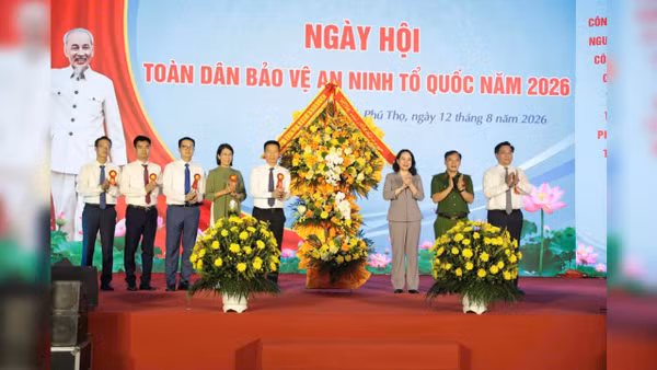 Phó Chủ tịch nước Võ Thị Ánh Xuân tặng hoa chúc mừng Công ty trách nhiệm hữu hạn công nghệ COSMOS 1. ( Ảnh: Hồng Hà)