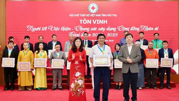 Trao tặng danh hiệu Tình nguyện viên Chữ thập đỏ tiêu biểu toàn quốc.