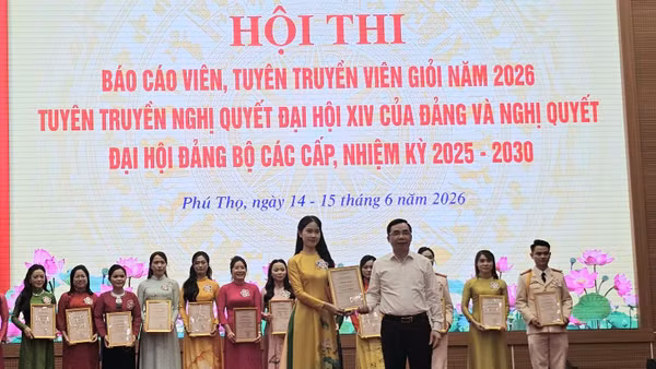 Đồng chí Bùi Huy Vĩnh, Phó Bí thư Tỉnh ủy Phú Thọ trao giải Nhất cho thí sinh.