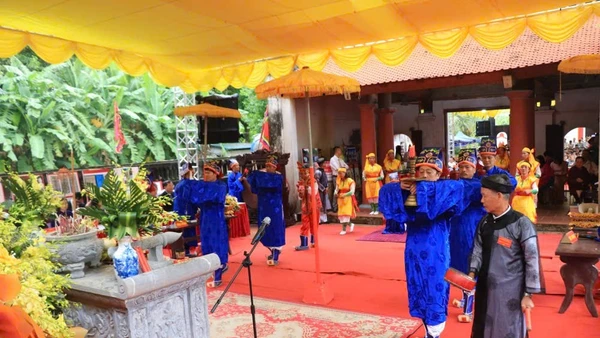 Lễ tế được tổ chức trang trọng theo phong tục cổ truyền.