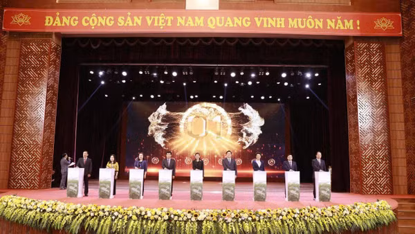 Các đại biểu thực hiện nghi thức triển khai Dự án khu công nghiệp Đoan Hùng - AMATA City Phú Thọ.