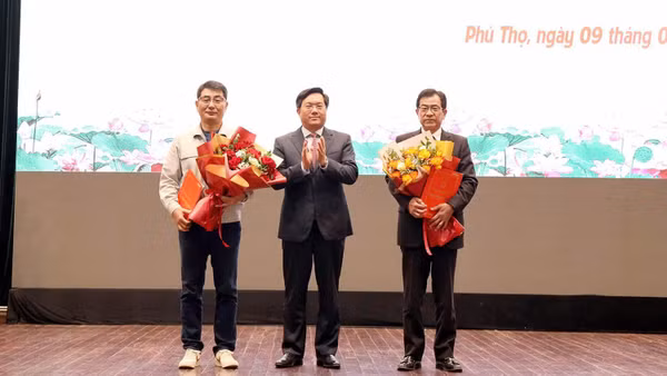 Chủ tịch Ủy ban nhân dân tỉnh Trần Duy Đông trao giấy chứng nhận đăng ký đầu tư cho 2 dự án điện tử, bán dẫn.