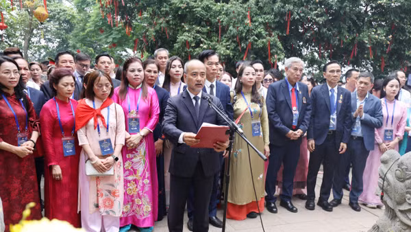 Đoàn kiều bào tiêu biểu báo cáo trước Điện Kính Thiên.