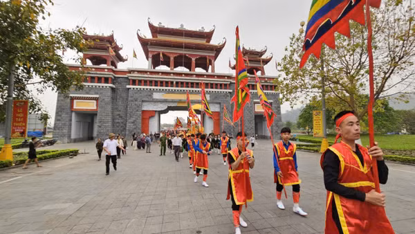 Đoàn rước truyền thống tiến vào khu vực hành lễ.