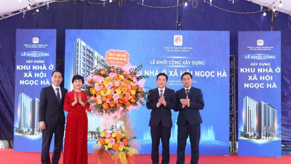 Lãnh đạo tỉnh Phú Thọ chúc mừng chủ đầu tư dự án.