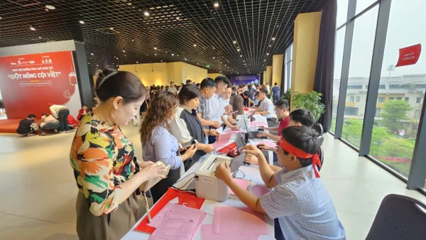Người dân nô nức đăng ký hiến máu.