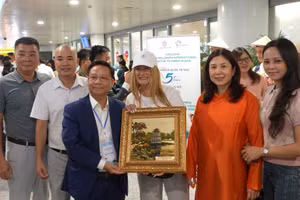Lãnh đạo Sở Du lịch Hà Nội chào đón vị khách thứ 5 triệu đến với Thủ đô.