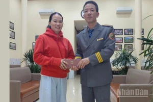 Trưởng tàu Đoàn Anh Tuấn đại diện tổ tàu bàn giao toàn bộ tài sản và giấy tờ cho bà Vi Thủy Tâm