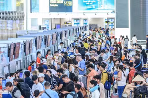 Cục Hàng không Việt Nam yêu cầu các hãng hàng không Việt Nam, Cục yêu cầu nâng cao trách nhiệm trong tiếp nhận và giải quyết phản ánh, kiến nghị, khiếu nại của hành khách. Ảnh minh họa: sân bay tấp nập khách dịp cao điểm hè.
