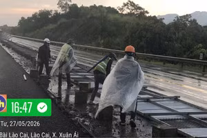 Mưa lớn kèm gió giật mạnh khiến một số rào chắn tại khu vực thi công trên cao tốc Nội Bài-Lào Cai bị cuốn ra mặt đường. (Ảnh: Cục Đường bộ Việt Nam)