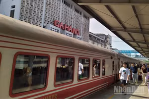 Ga Hà Nội tấp nập đón khách suốt 2 kỳ nghỉ lễ Giỗ Tổ Hùng Vương và kỳ nghỉ 30/4-1/5 năm nay.