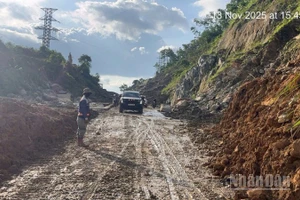 Tới 15h ngày 13/11, Quốc lộ 14E chính thức lưu thông được ô-tô lẫn xe máy sau 2 tuần bị đứt đoạn do sạt lở ta-luy vì mưa bão.