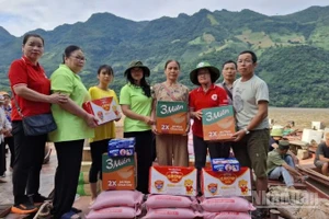 Trao tặng nhu yếu phẩm thiết yếu cho người dân vùng lũ.