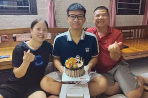 Gia đình hạnh phúc của vợ chồng tiếp viên đường sắt Đinh Như Lưu-Trần Thị Vân An cùng con trai.