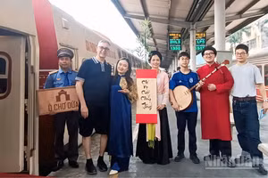 Gia đình chị Nguyễn Thị Hòa-Marc Kramer cùng các con háo hức trải nghiệm chuyến tàu '5 Cửa Ô" hành trình di sản. 