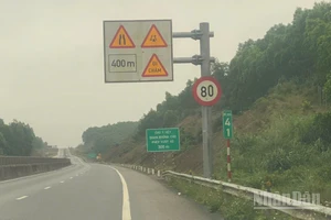Việc giới hạn tốc độ trên những đoạn chưa sửa chữa tuyến cao tốc Cam Lộ-La Sơn gây nhiều bất cập cho các phương tiện tham gia giao thông.