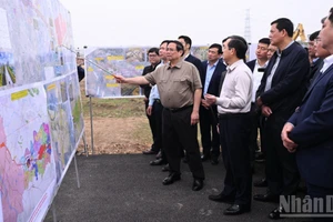 Thủ tướng Phạm Minh Chính đi thị sát, kiểm tra công trường, cho ý kiến chỉ đạo về tiến độ thi công xây dựng tuyến đường kết nối từ sân bay Gia Bình về Hà Nội. (Ảnh: Trần Hải)