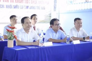 Lãnh đạo Đảng ủy, Ủy ban nhân dân phường Bạc Liêu và Bệnh viện đa khoa Thanh Vũ Medic Bạc Liêu tại buổi lễ ra mắt Chương trình tư vấn sức khỏe cộng đồng.