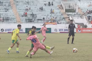 Một pha tranh chấp bóng giữa cầu thủ đội bóng nữ Sơn La với các cầu thủ của Hà Nội ở khu vực giữa sân.