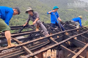 Lực lượng đoàn viên thanh niên xã Ngọc Chiến tham gia giúp các hộ di chuyển nhà trong diện phải di dời khẩn cấp đến nơi an toàn.