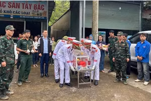 Cán bộ, chiến sĩ Bộ Chỉ huy Quân sự tỉnh Điện Biên cùng cán bộ, nhân dân xã Quài Tỏ di chuyển hài cốt hai liệt sĩ về Nghĩa trang liệt sĩ Độc Lập để thực hiện nghi lễ truy điệu, an táng. 