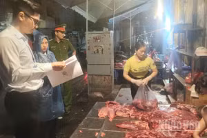 Công an thành phố Hà Nội kiểm tra an toàn vệ sinh thực phẩm tại các điểm chợ tự phát về kinh doanh thịt sống.