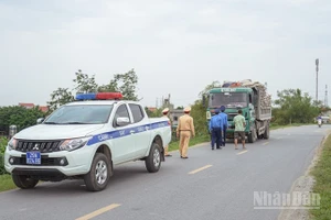 Ảnh minh họa: Lực lượng Cảnh sát giao thông phối hợp Thanh tra giao thông xử lý xe quá tải.