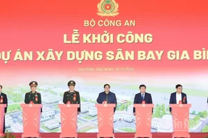 Thủ tướng Phạm Minh Chính và các đồng chí lãnh đạo thực hiện nghi thức khởi công Dự án xây dựng Sân bay Gia Bình ngày 10/12/2024. (Ảnh: Báo Nhân Dân) 