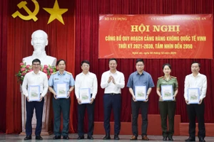 Cục trưởng Cục Hàng không Việt Nam Uông Việt Dũng trao hồ sơ quy hoạch Cảng hàng không quốc tế Vinh cho đại diện các đơn vị liên quan.