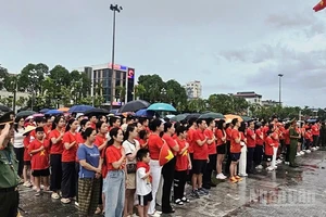 Các tầng lớp nhân dân thực hiện nghi lễ chào cờ.