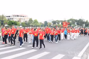 Người dân Quảng Ngãi tham gia đi bộ "Cùng Việt Nam tiến bước"