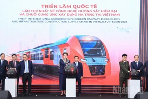 Các đại biểu thực hiện nghi thức khai mạc Triển lãm VRT&CONS 2025.